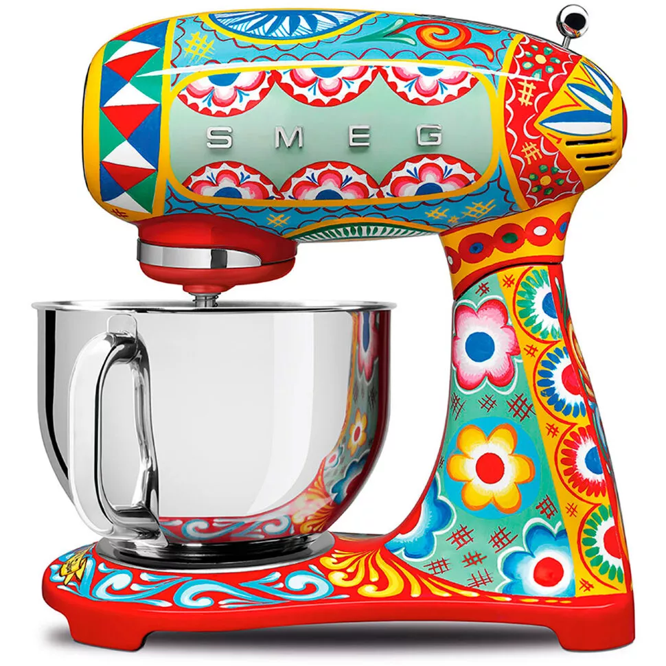 Smeg представил новую серию миксеров с встроенным цифровым дисплеем, который позволяет пользователям точно настраивать время и скорость работы устройства. Теперь можно установить таймер, чтобы миксер автоматически завершал замес по истечении заданного времени. Это особенно удобно для рецептов, требующих точного контроля над процессом. Миксеры выполнены в классическом дизайне Smeg и доступны в нескольких цветах, предлагая стиль и современные технологии в одном устройстве. Smeg представил новую серию миксеров с встроенным цифровым дисплеем, который позволяет пользователям точно настраивать время и скорость работы устройства. Теперь можно установить таймер, чтобы миксер автоматически завершал замес по истечении заданного времени. Это особенно удобно для рецептов, требующих точного контроля над процессом. Миксеры выполнены в классическом дизайне Smeg и доступны в нескольких цветах, предлагая стиль и современные технологии в одном устройстве.